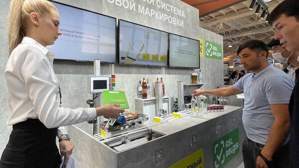 Стенд на выставке  Иннопром на тему маркировки табачной и алогольной продукции - Sputnik Узбекистан