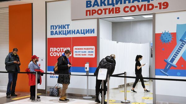 Пункт вакцинации в ТРЦ Аура в Новосибирске - Sputnik Узбекистан