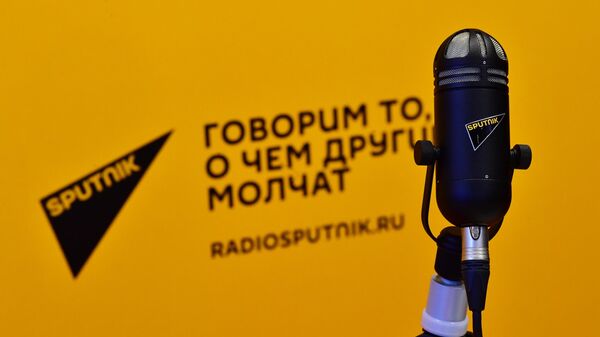 Микрофон с символикой радио Sputnik в студии. - Sputnik Ўзбекистон