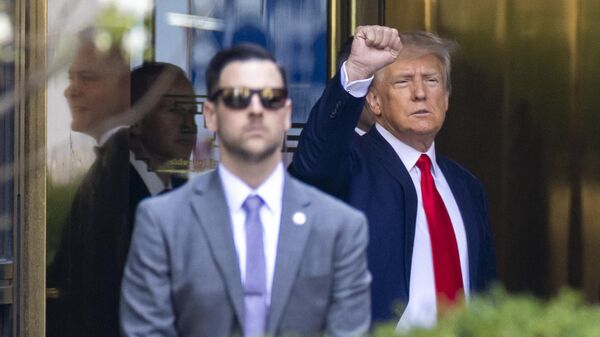 Дональд Трамп идет на заседание суда в Нью-Йорке  - Sputnik Узбекистан