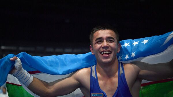 Boksor Xasanboy Dusmatov prazdnuyet zavoyevanie Uzbekistanom pervoy zolotoy medali Olimpiyskix igr v Rio-de-Janeyro 14-avgusta 2016 goda. - Sputnik O‘zbekiston