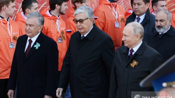 Priyexavshie v Moskvu lideri stran SNG na parade - Sputnik O‘zbekiston
