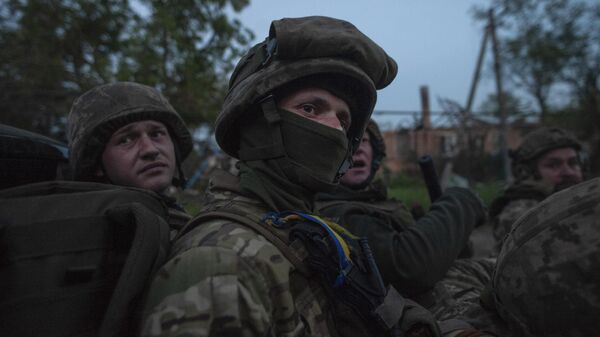 Украинские солдаты на передовой. Архивное фото - Sputnik Узбекистан