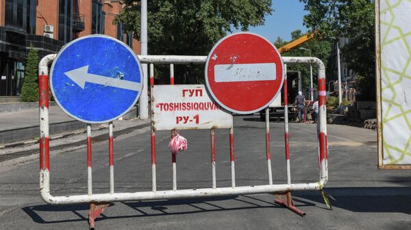 Перекрытие движение автомобильной дороги в Ташкенте. - Sputnik Ўзбекистон