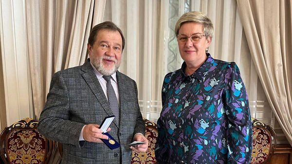 Посол РФ в Узбекистане Олег Мальгинов и первый проректор российского ВГИКа Ирина Зернова - Sputnik Узбекистан