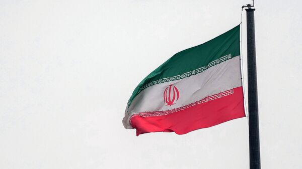 Государственный флаг Ирана в Тегеране. - Sputnik Ўзбекистон