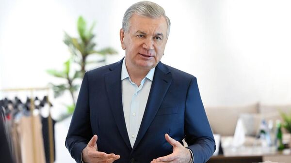 Шавкат Мирзиёев посетил предприятие текстильного кластера Асака текстиль в Андижанской области.  - Sputnik Ўзбекистон