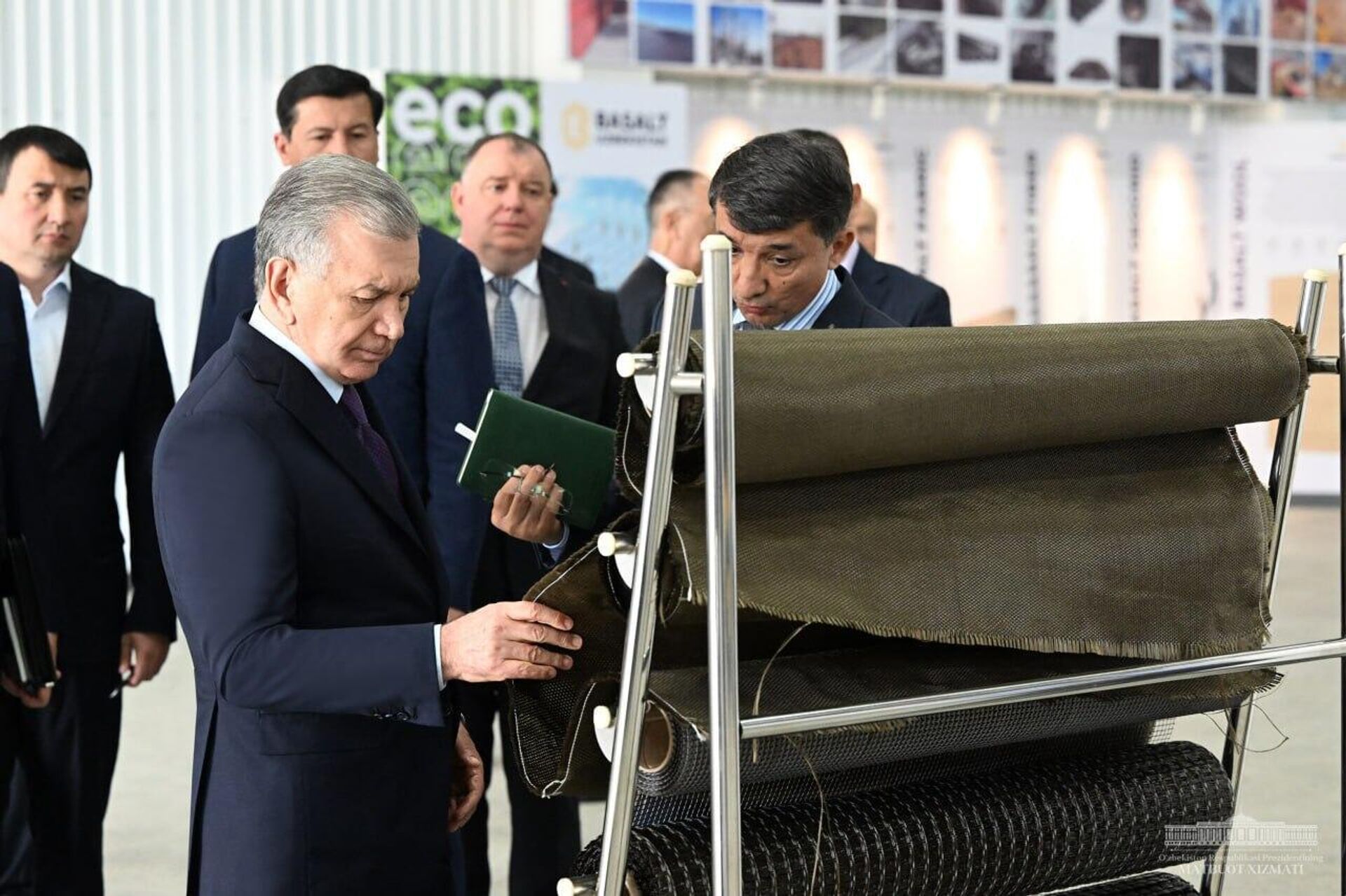 Prezident Shavkat Mirziyoyev pribil v Djizakskuyu oblast. Pervim punktom programmi poyezdki stal klaster Basalt Uzbekistan v Farishskom rayone. Prezident Shavkat Mirziyoyev pribil v Djizakskuyu oblast. Pervim punktom programmi poyezdki stal klaster Basalt Uzbekistan v Farishskom rayone. - Sputnik O‘zbekiston, 1920, 08.04.2024