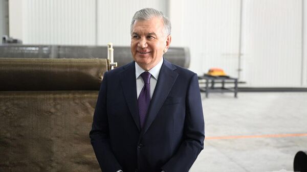 Prezident Shavkat Mirziyoyev pribil v Djizakskuyu oblast. Pervim punktom programmi poyezdki stal klaster Basalt Uzbekistan v Farishskom rayone. - Sputnik O‘zbekiston