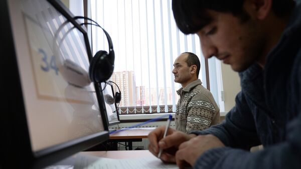 Выдача первых патентов в Едином миграционном центре Московской области - Sputnik Узбекистан