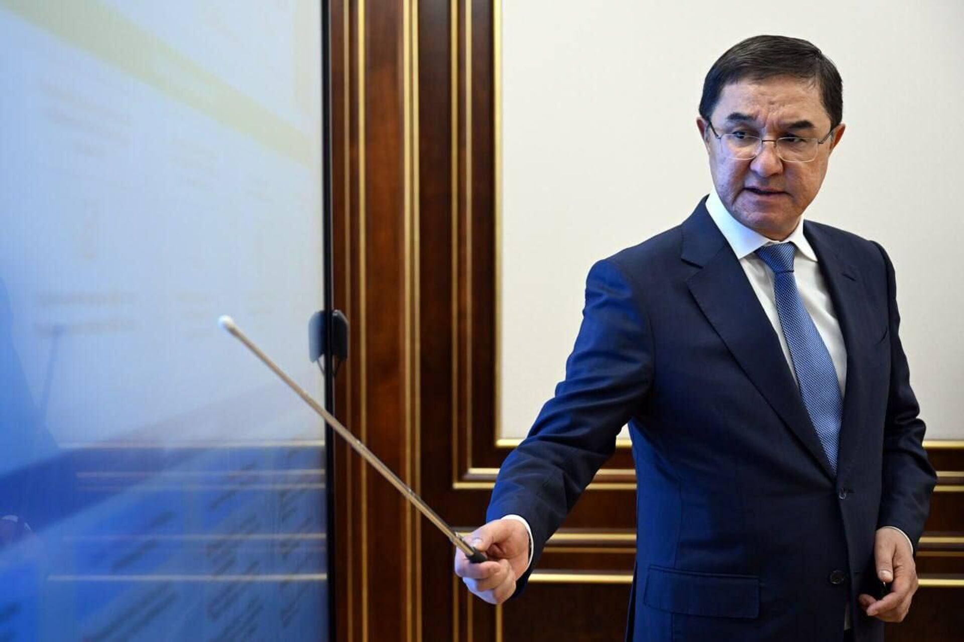 Шавкат Мирзиёев ознакомился с презентацией предложений по формированию правовых основ градостроительной реновации. Шавкат Мирзиёев ознакомился с презентацией предложений по формированию правовых основ градостроительной реновации. - Sputnik Ўзбекистон, 1920, 09.04.2025