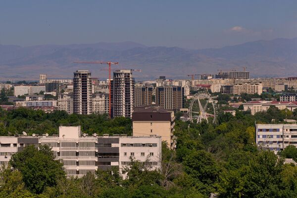 Архитектура города на фоне гор - Sputnik Узбекистан